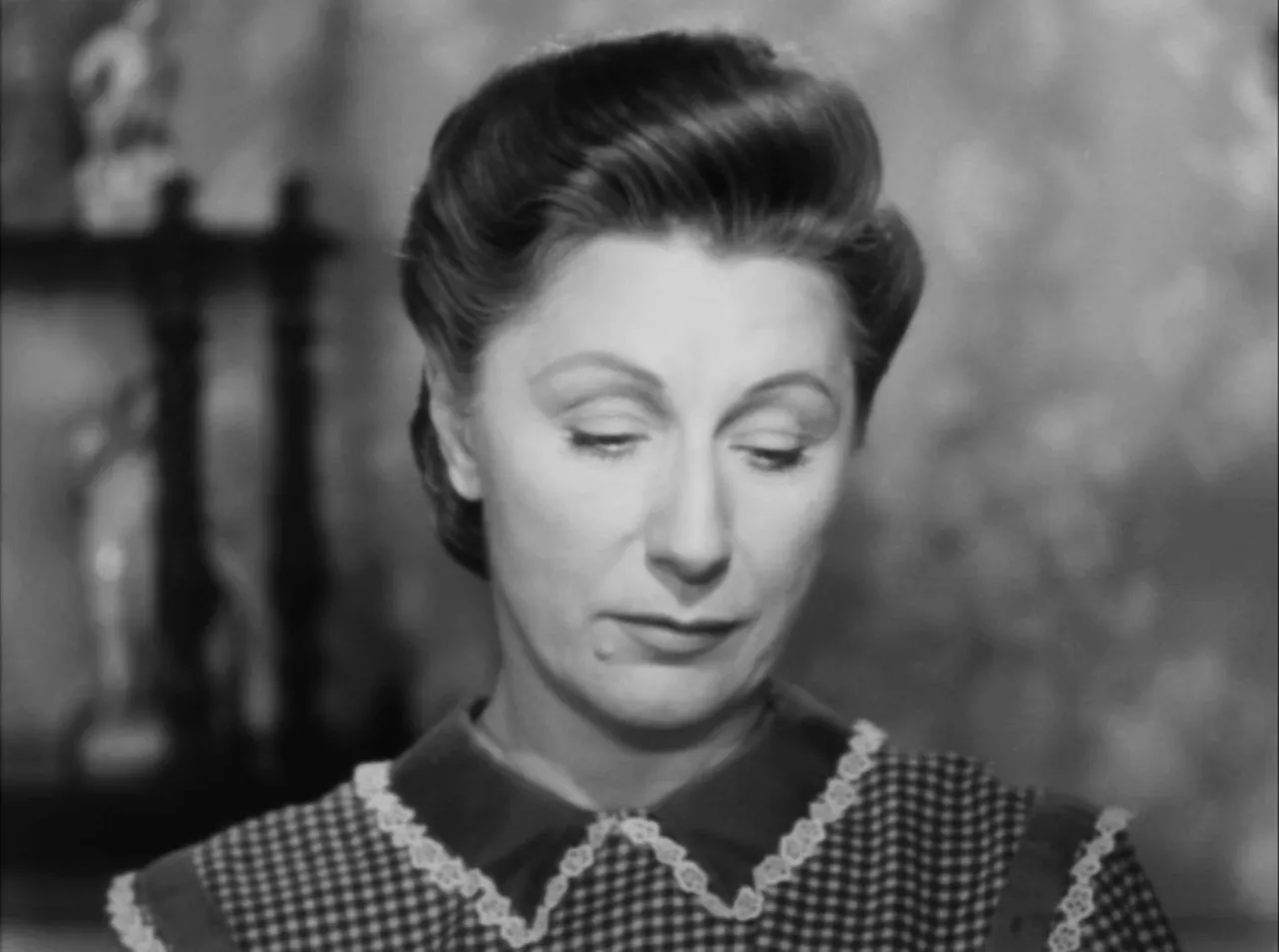 A quiet domestic prayer scene underscored by Rózsa’s unsettling score