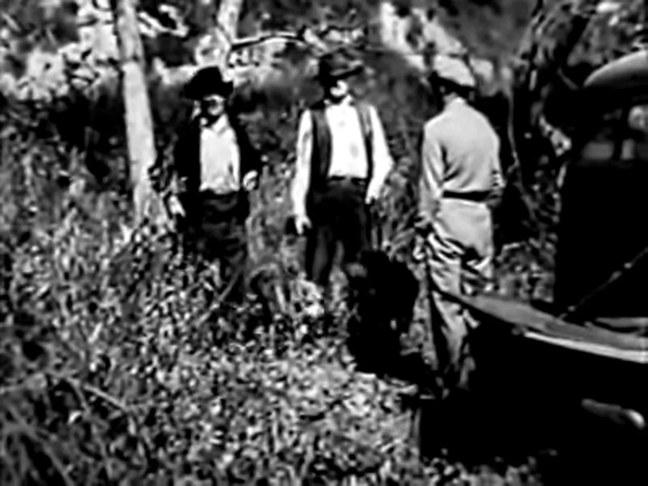 Two policemen discuss the missing escapees; the opening of tension in the film noir movie